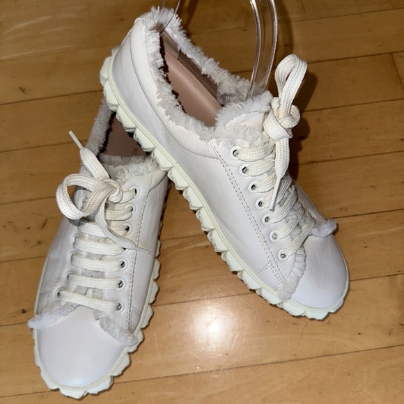 Like New Stuart Weitzman white  fringe Cover story Sneakers,7.5, CB2387 - Picture 3 of 7